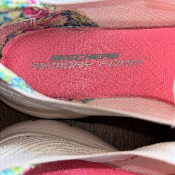 Ladies 9:5 Skechers memory foam sneakers - Picture 8 of 9